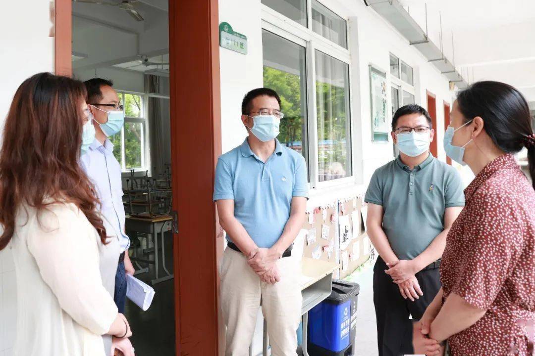 坚决筑牢学校疫情防线镇领导实地督查外冈中学返校复学准备情况