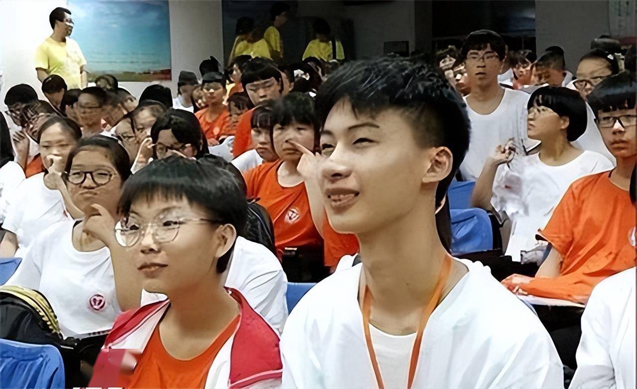 2017年河北高考状元庞众望父母双残捡过破烂以744分考上清华