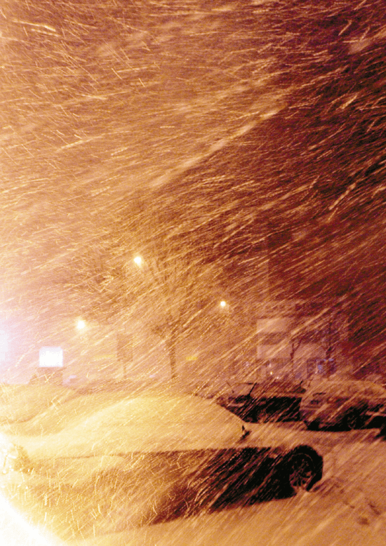 所谓"风搅雪",本是一种自然天气现象-----天上下大雪,地下刮大风,雪与