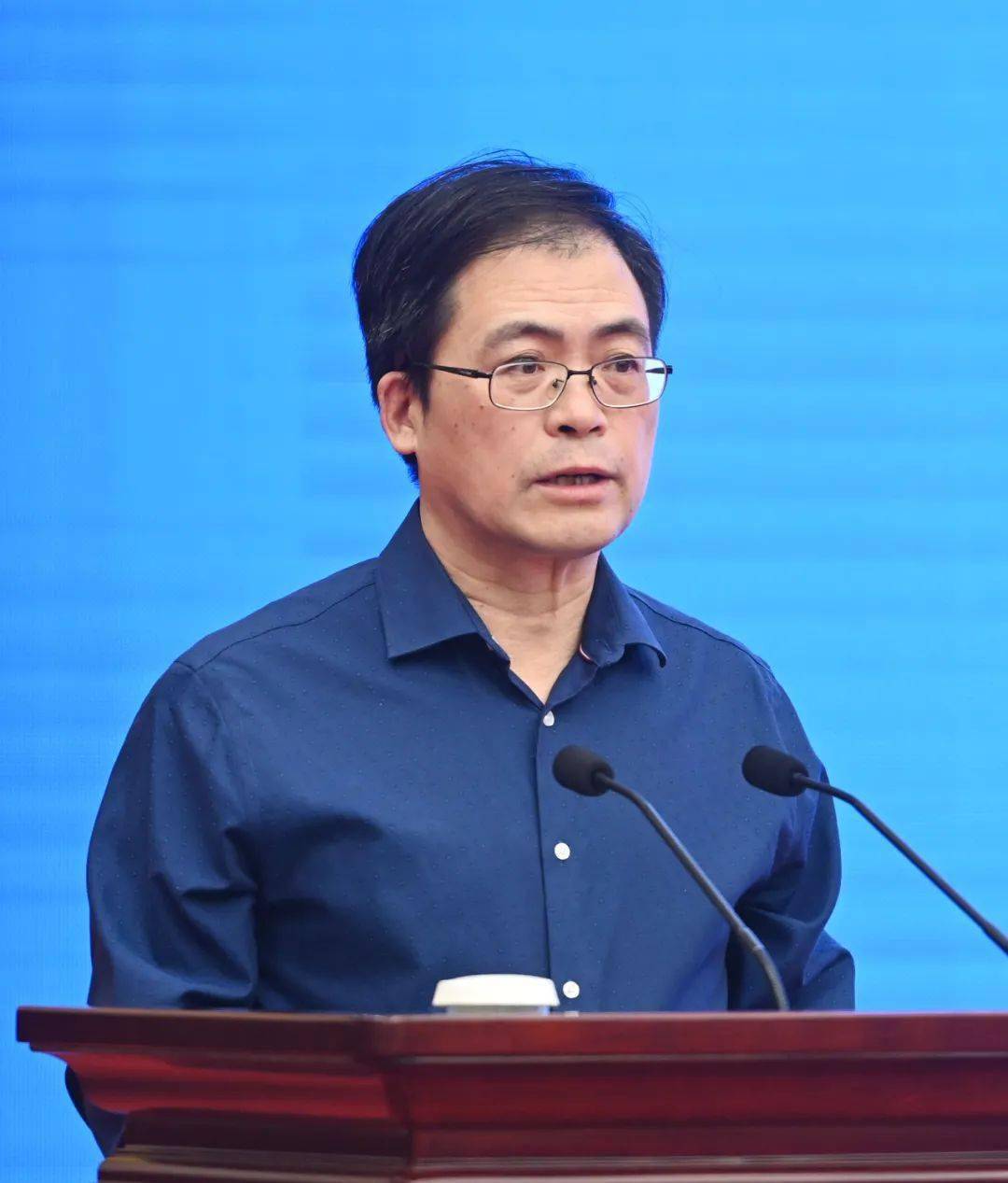 李成贵中国人的饭碗要牢牢端在自己手中