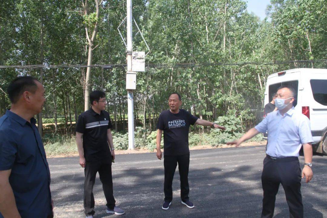 柘城县交通运输局党组书记局长耿志玮实地查看农村公路及桥梁建设情况