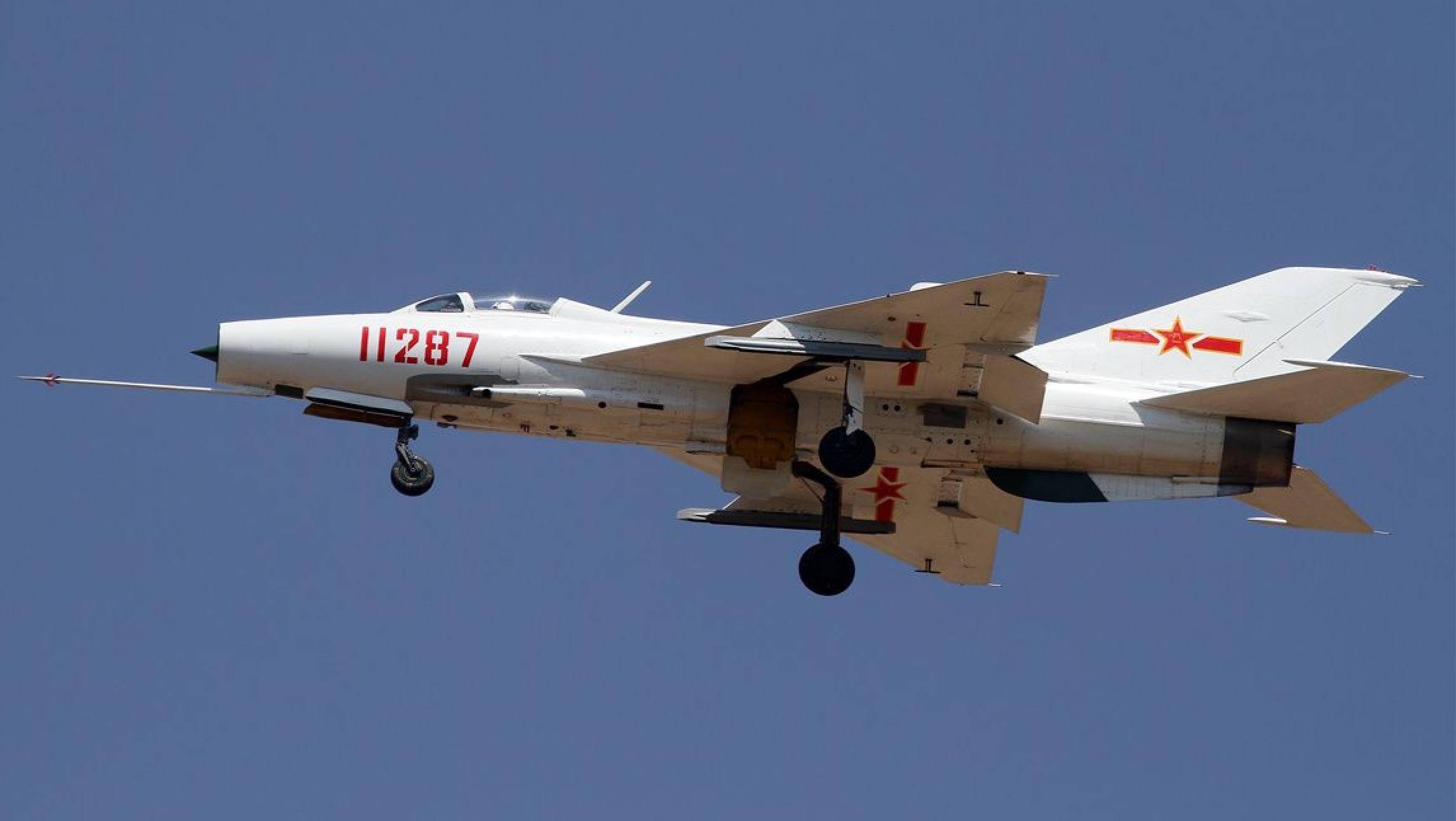 空军歼-7坠毁在襄阳机场附近,飞行员低空跳伞自救成功_架战斗机_弹射