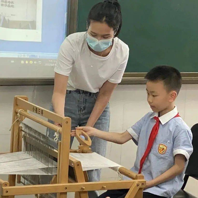 【校园采风】班里来了台织布机!一节课带你了解土布纺织的“前生今世”_拱墅区_教育_社区