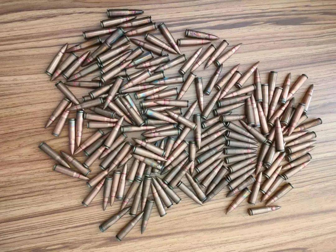 临河一居民主动上交256发子弹