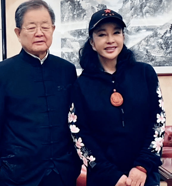 刘晓庆携80岁老公亮相她穿卫衣阿姨变酷girl同框不像夫妻像祖孙