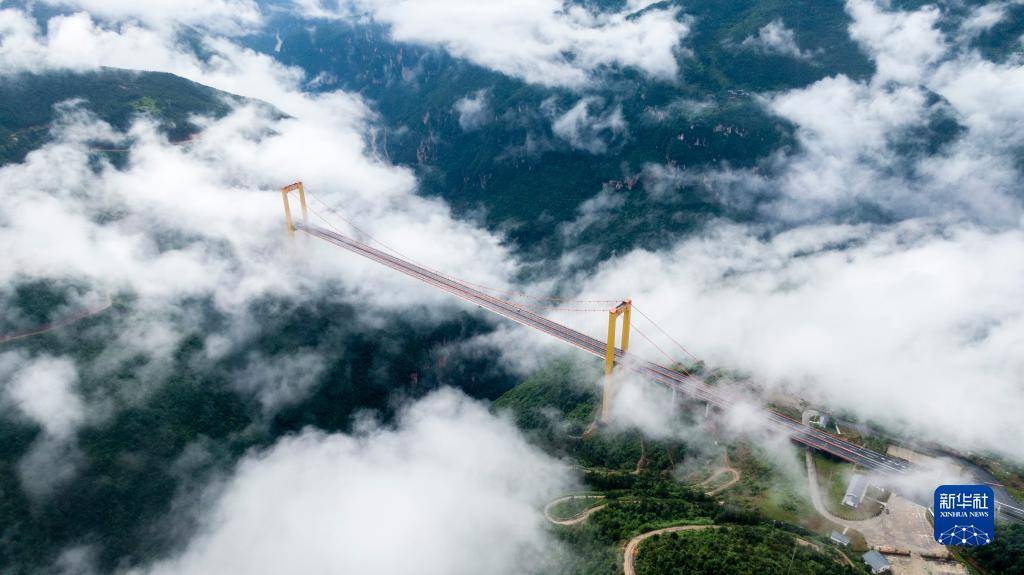 云雾中的云南宣威普立大桥【图】_何春好_曲靖市_新华社