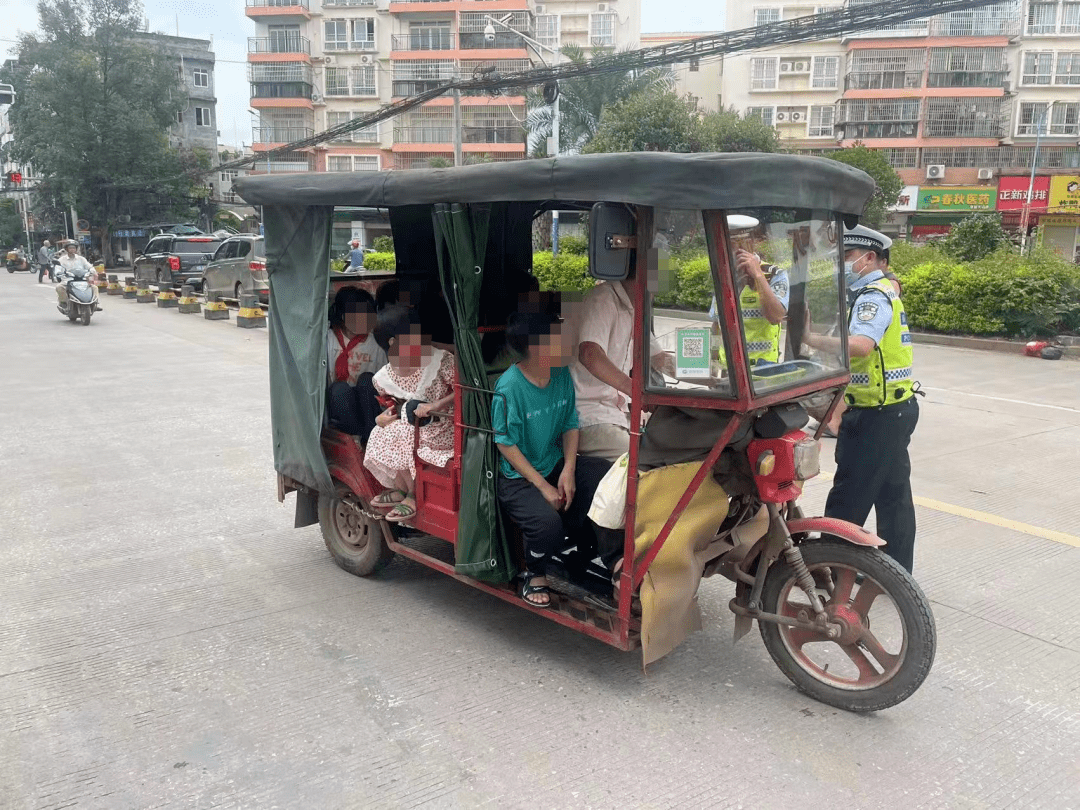 未悬挂号牌还载着2名小朋友梧州这个司机被处罚用三轮车接送小孩上下