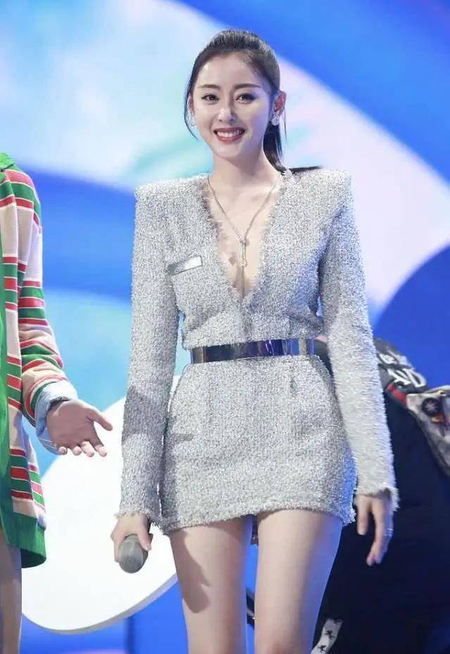 为受伤女孩发声张天爱愿意提供帮助网友美貌和善良并存