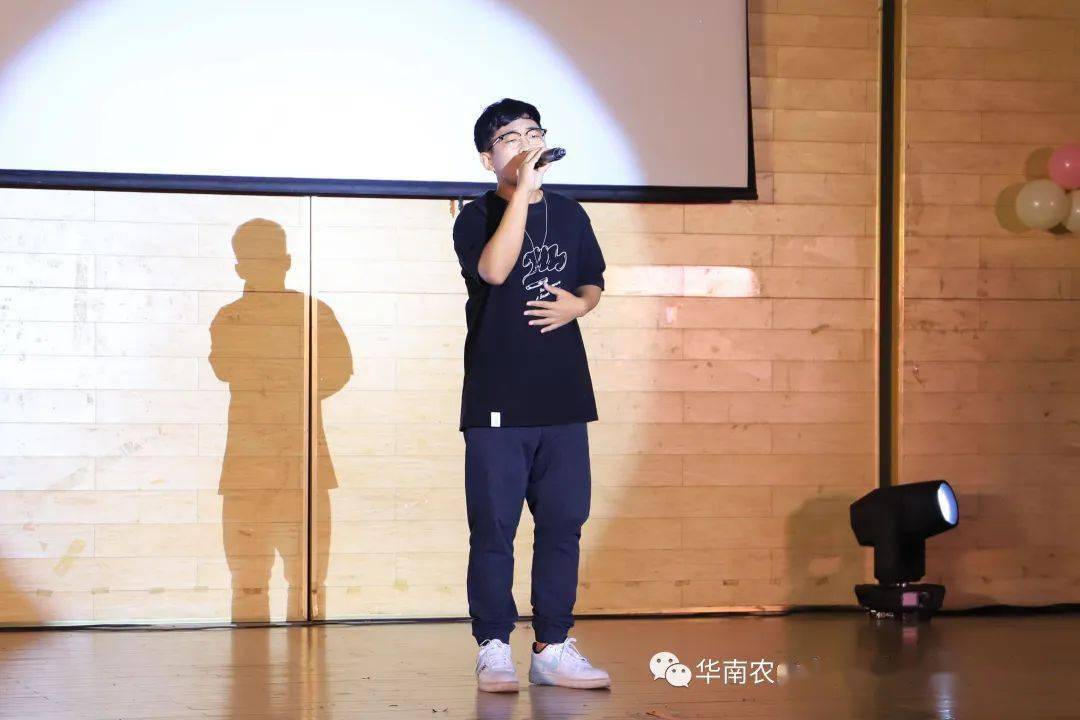 接下来,钟宇辉同学深情演唱歌曲《人质,这首杂糅着温情与狂野的歌曲