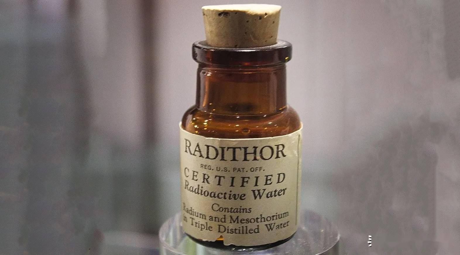 一位名为拜尔斯的男子在三年的时间里引用了1400瓶镭补,他的身体也