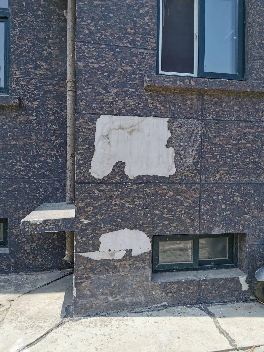 多处损毁,小区内监控几乎形同虚设,仅有的4栋居民楼外墙皮也多处脱落