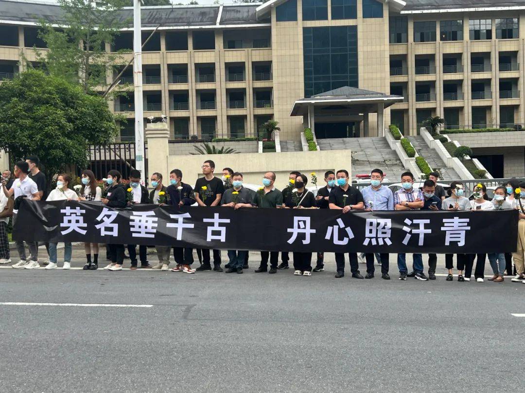 含泪送英雄最后一程!