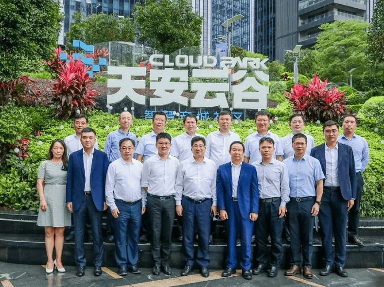 天安骏业集团董事长胡爱民,总裁杨毅,副总裁王卫星等领导陪同接
