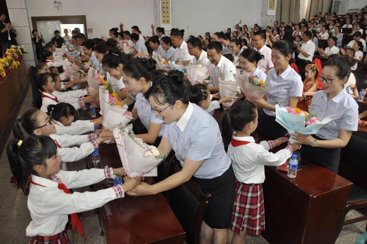 6月11日,阳光灿烂,夏花烂漫,陆良文化小学校园里温馨热烈,首届班主任