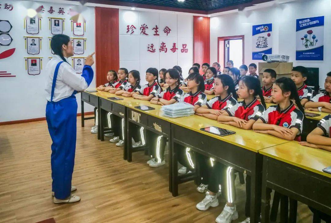 《校园禁毒教育》施金池《防艾宣传》董亚云end贵州