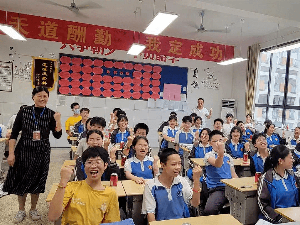 遂昌縣民族中學遂昌三中遂昌雲峰中心學校麗水市文元學校祝各位考生旗