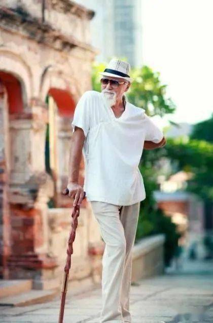 中国最潮老头84岁穿衣时髦肌肉健硕穿露肚脐装走红毯气场强大