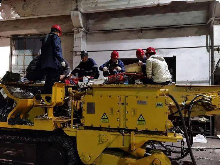综掘机的操作还是离不开传统的驾驶员实地驾驶作业模式,该模式作业