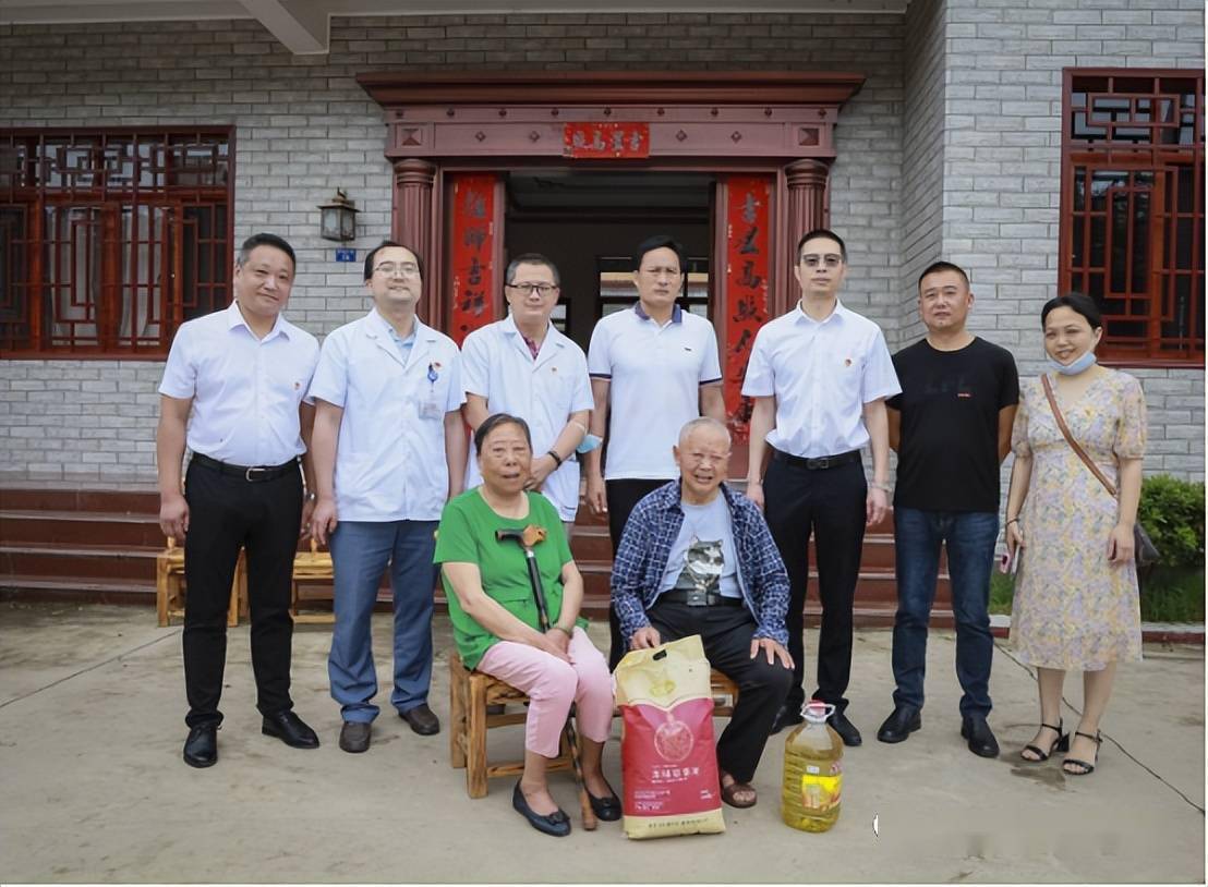 荆州一医党支部走进荆州区八岭山镇开展义诊慰问