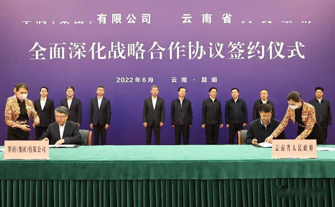 省委常委,常务副省长刘非和华润集团总经理王崔军代表双方签约.