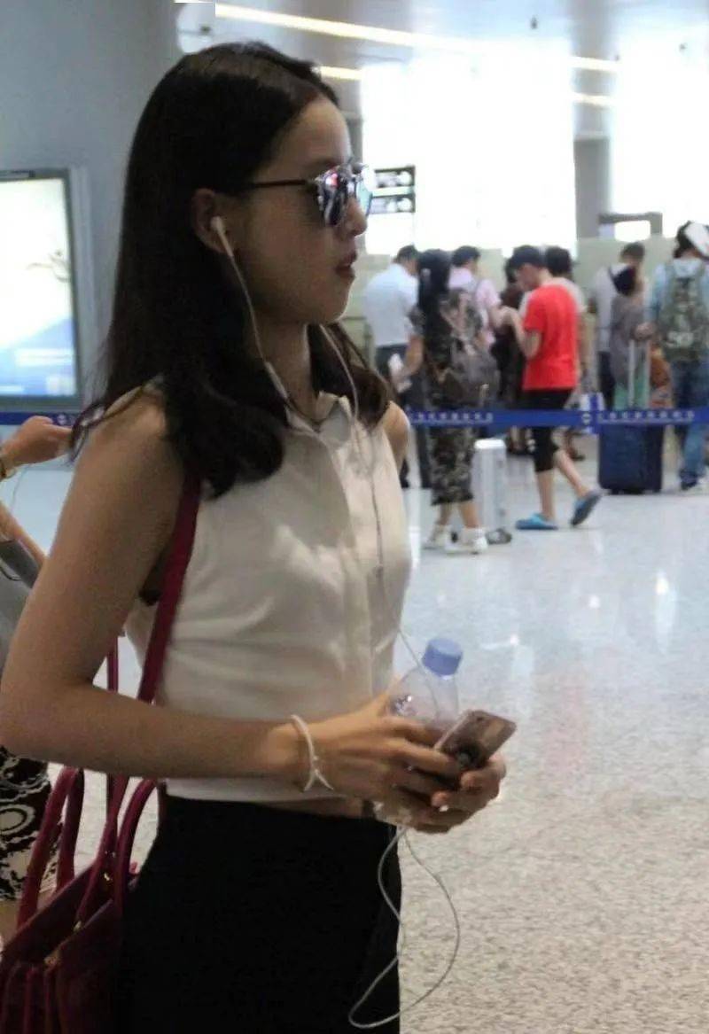 章泽天身材让人叹为观止穿露脐装又甜又酷肌肉线条好迷人