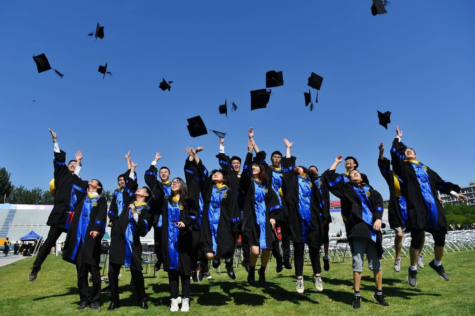 之下,部分高校毕业生主动选择延迟毕业,以保存自己"应届毕业生"的身份