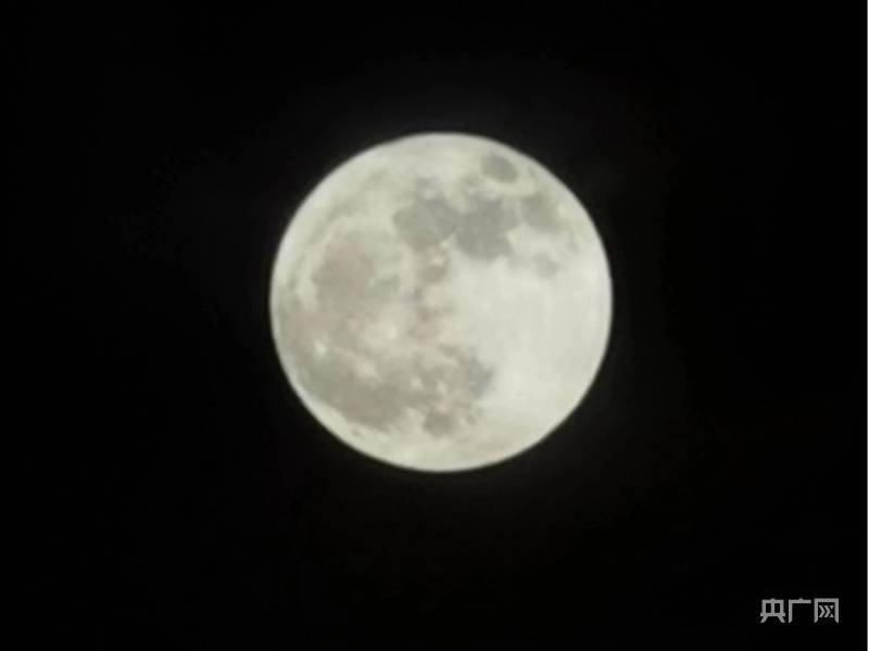 “超级月亮”现身安徽黄山