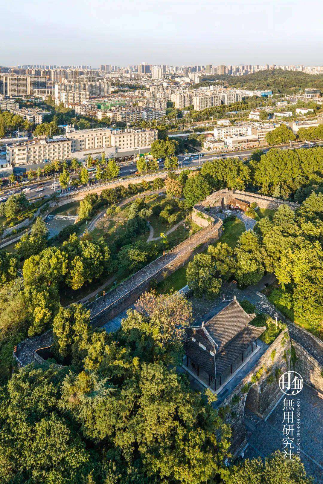 明十三门中遗留下的神策门,基本完整直至如今,南京城墙已经属于全国