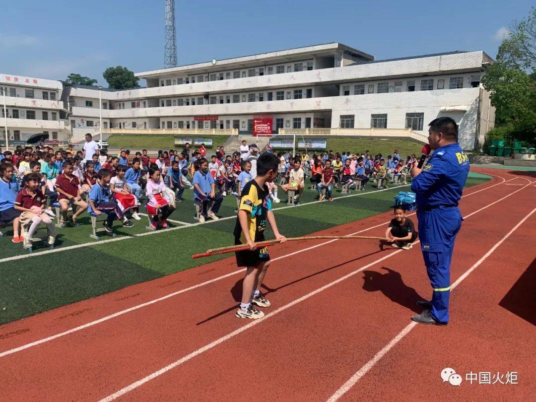 6月14日,瑞昌市關工委邀請藍天救援隊隊長陳寶鋒到範鎮小學,橫港小學