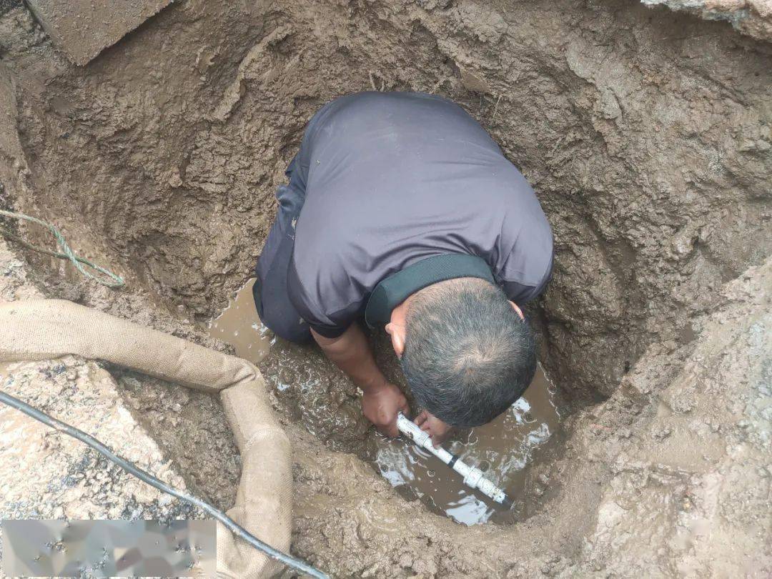 基层治理不忘初心办实事为民解忧暖民心西集镇为村民修缮房屋维修水管