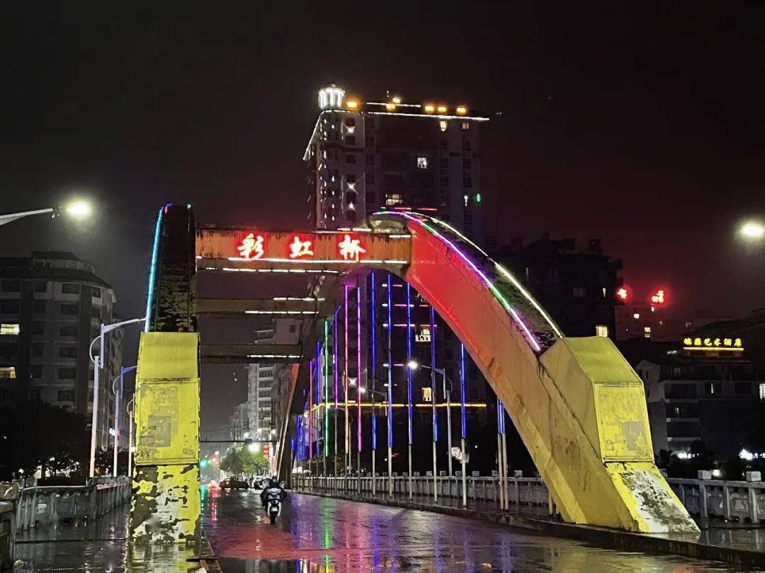 西接青溪镇呈犬牙状交错,它与岑巩县只一桥之隔,走过"彩虹桥"便到了河