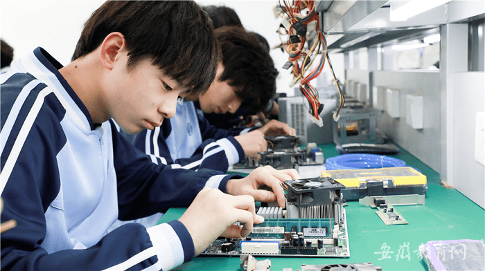 图为安徽新华高级技工学校学生在上实操课新职业教育法的实施,也改变