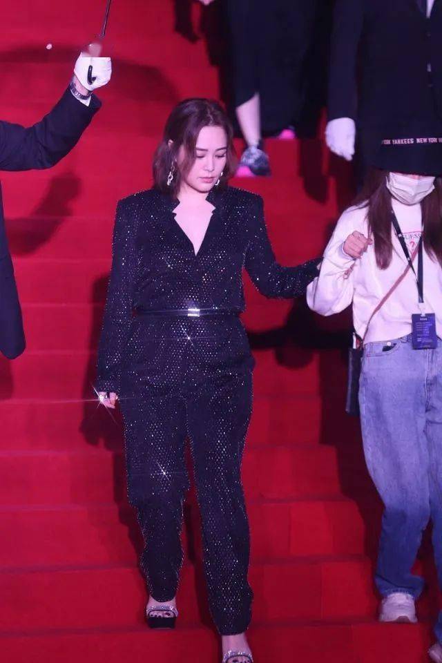 阿娇胖成"包子脸"也挺可爱,连体衣难掩水桶腰,气质全靠高颜值撑着