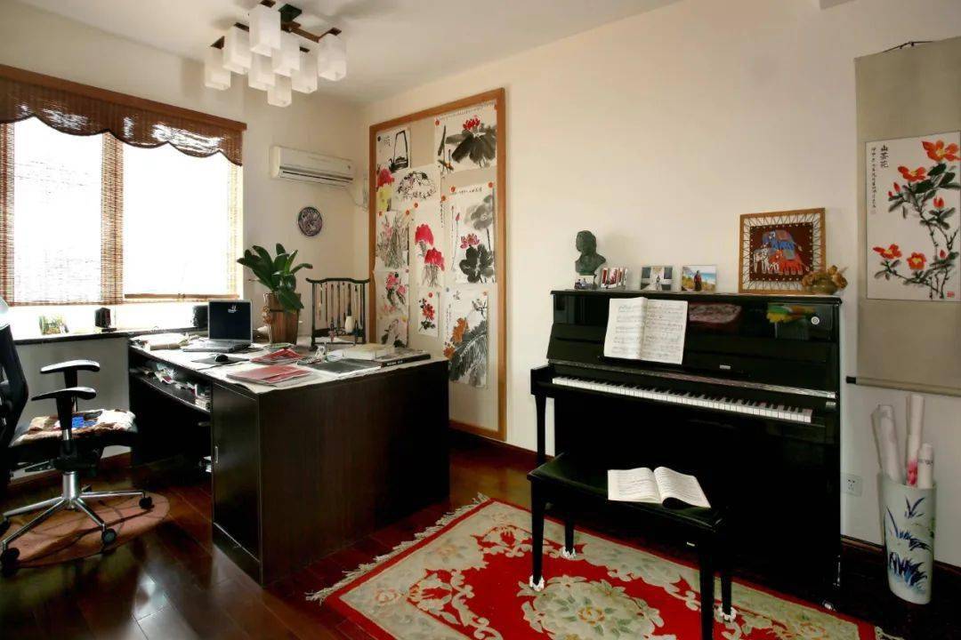 充分利用楼梯下的空间摆放钢琴▲欧式风格,钢琴藏身于楼梯下的空间