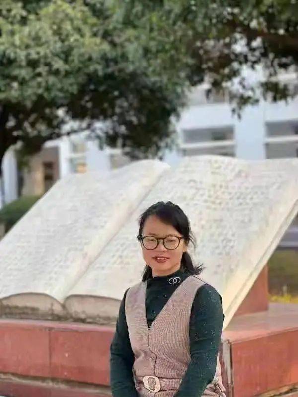 中学语文一级教师,黄梅县骨干教师,黄梅一中教坛新秀.