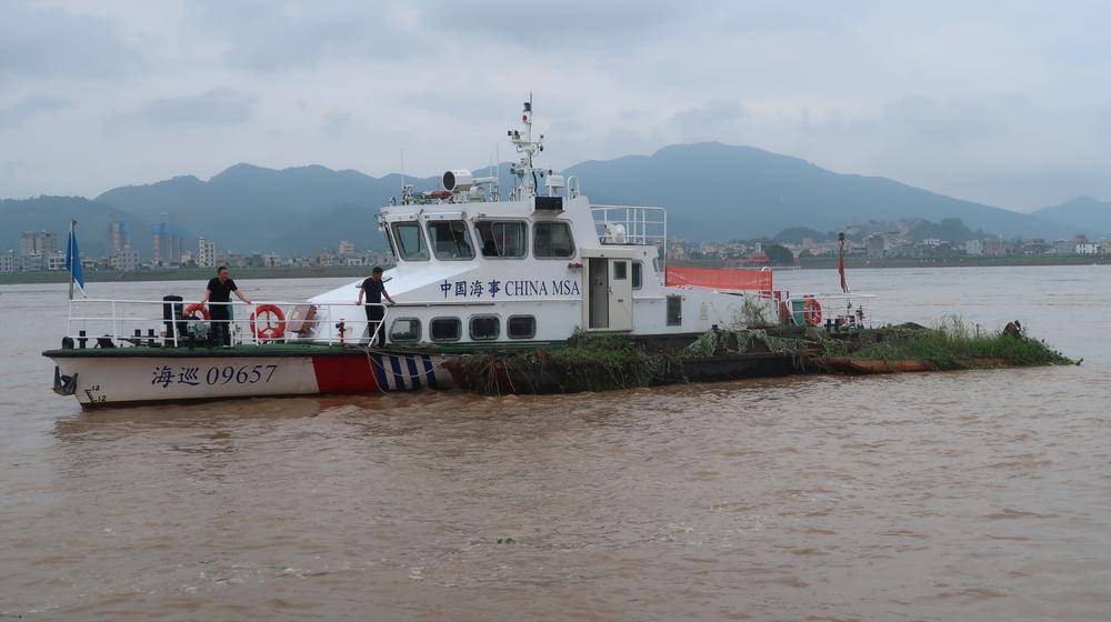 危险潮州海事成功拦截两艘断缆漂移船舶