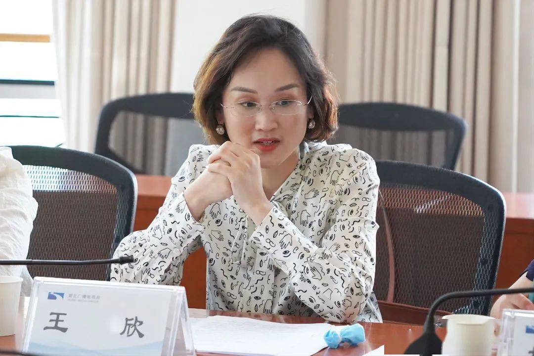 汉口学院副校长王欣首先对长江云新媒体集团的热烈欢迎表示感谢,随后