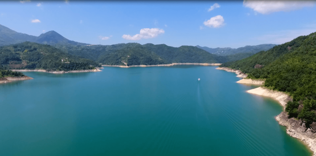 随着珊溪水库捕捞队队长老钱的一声呐喊,6名队员应声用力收网,网越收