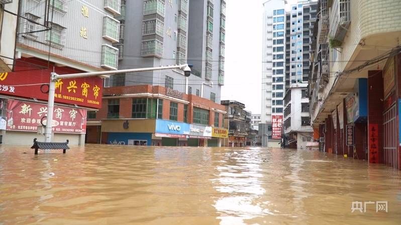 广东梅州多个县区受淹救援人员连夜战斗