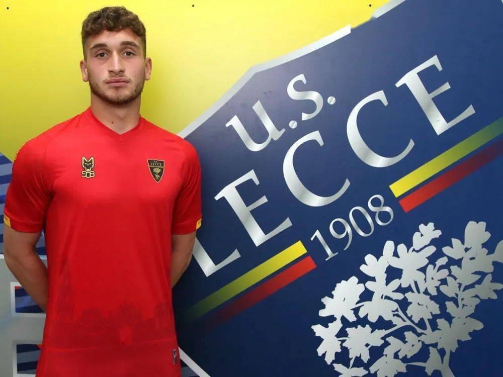 莱切发布202223赛季主客场球衣