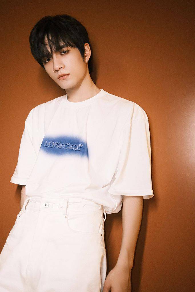 张颜齐白衣写真清爽帅气画烟熏妆眼神忧郁故事感十足