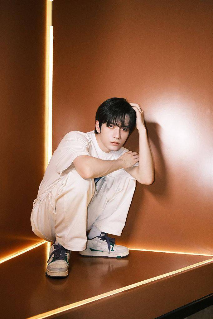 张颜齐白衣写真清爽帅气画烟熏妆眼神忧郁故事感十足