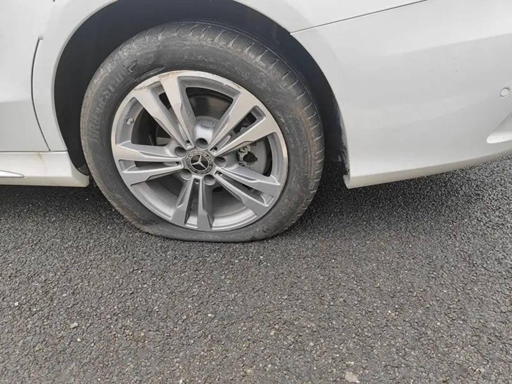 汽车高速上爆胎怎么办,快来和老司机学学