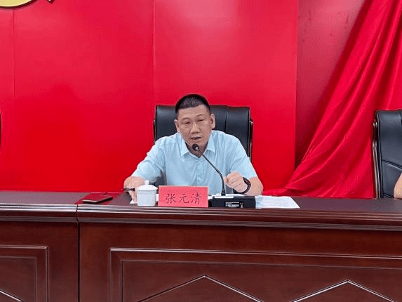 会上,县安办主任张元清通报了近期我县安全生产情况,传达了安全生产大