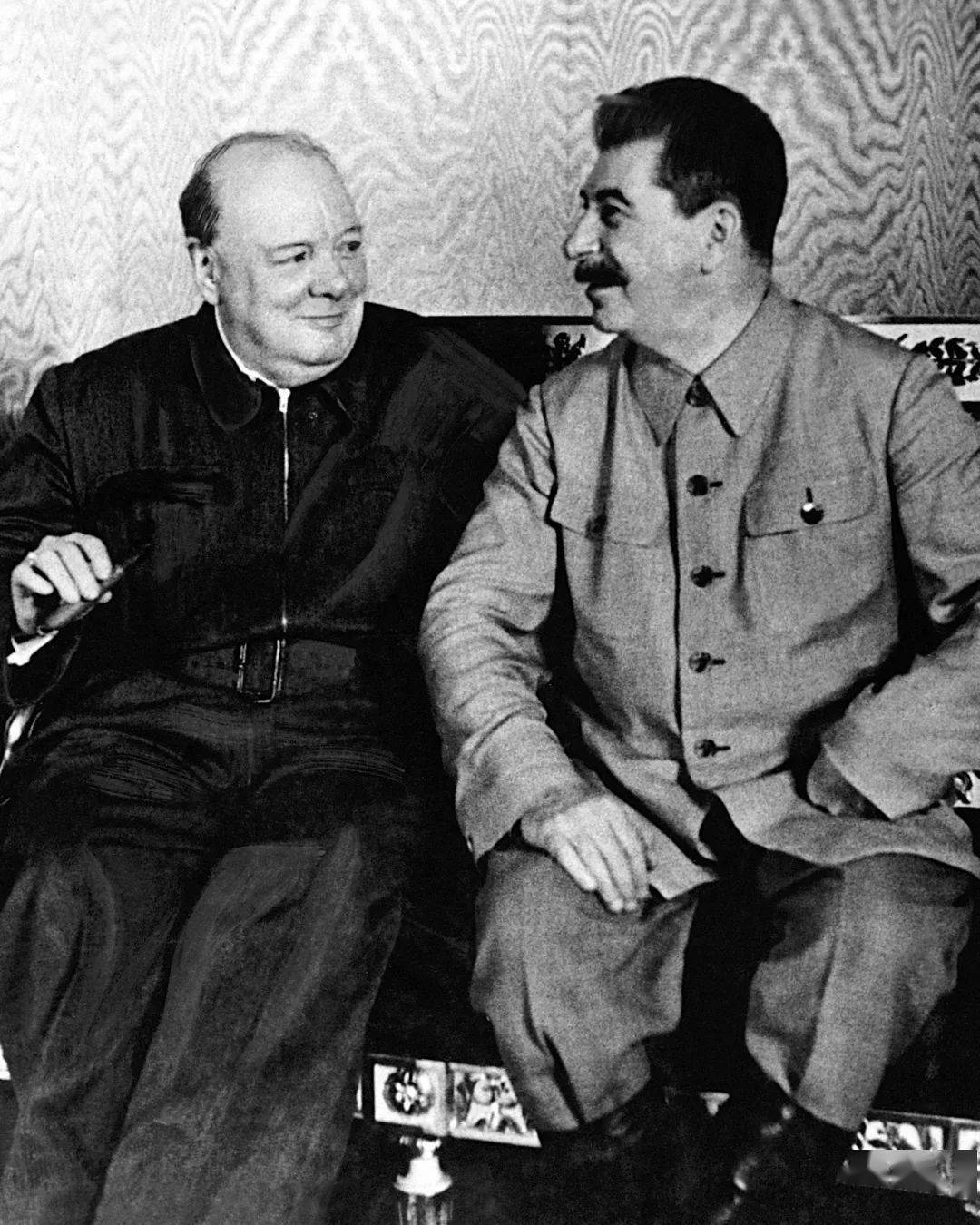 1942年8月,丘吉尔访问苏联,在与斯大林的会面中,斯大林特意提起了那