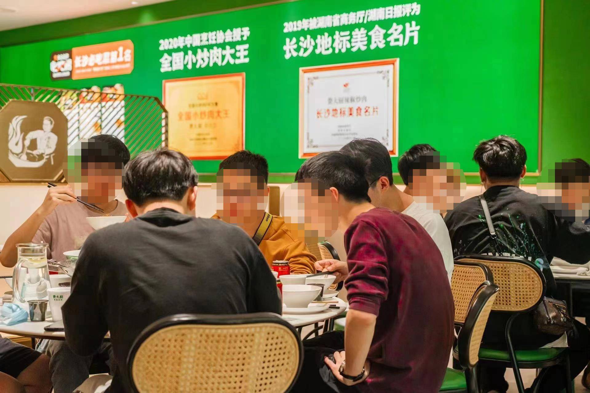 消费复苏之路餐饮销售回暖明显有火锅店翻台率超去年同期