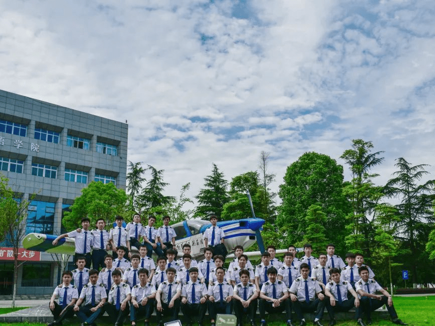 什么上了大学还要穿校服