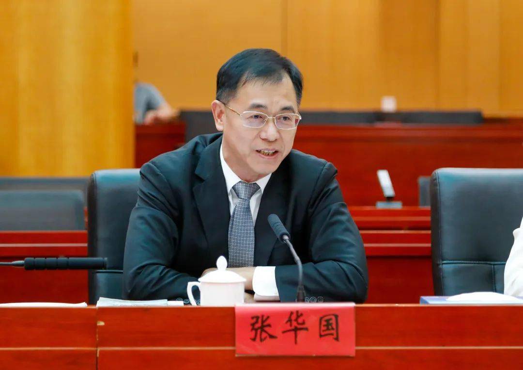 在区委书记黄伟与国开行深圳分行行长张华国见证下,区长周江涛和国开