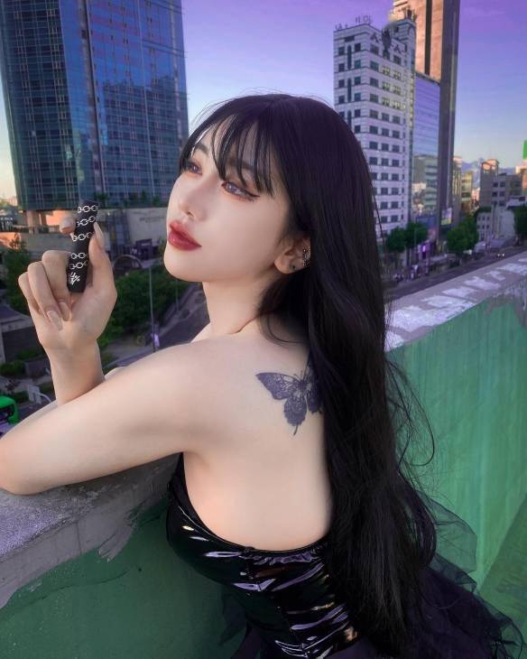 rabbit)韩国正妹"023523(音译:朴贞雅)"在ins上有非常多的粉丝