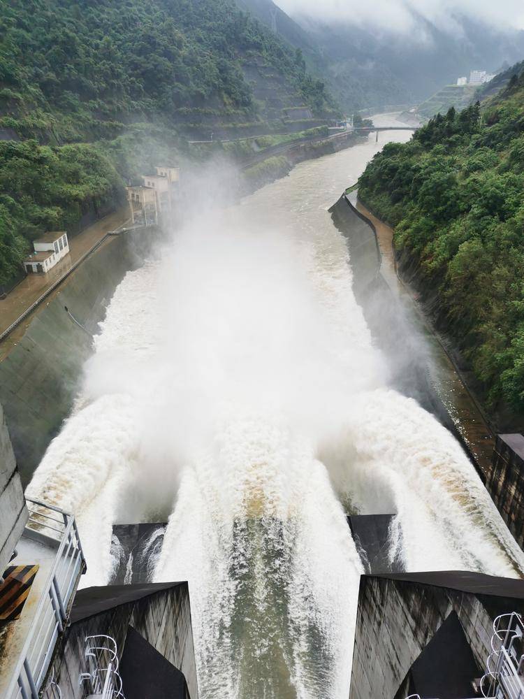 视频韶关乐昌峡水利枢纽腾空库容全力应对持续强降雨